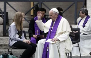 Papa Francisco atendendo confissão de uma jovem na Praça de São Pedro.