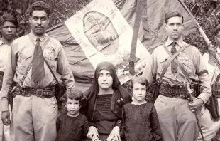 Cristeros junto a familiares, com a bandeira do México atrás e a imagem da Virgem de Guadalupe como escudo.