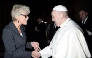 Foto de arquivo) Papa Francisco saúda Cristiane Murray.