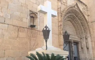 Cruz na praça da igreja de São Martín, em Callosa de Segura (Alicante).