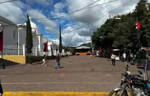 As bandeiras do governo sandinista em frente à Catedral de Matagalpa.