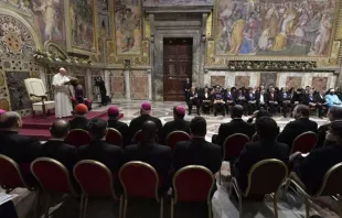 Papa pronuncia seu discurso ante o Corpo Diplomático.