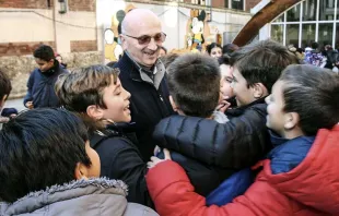 Pe. Francesco Fontana sdb com alunos da escola gráfica de Milão.