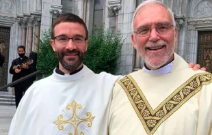 Pe. Philip Ilg e seu pai, Pe. Edmond Ilg, em 21 de junho, na ordenação do segundo. Crédito: Arquidiocese de Newark