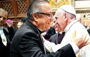 Pe. Eduardo Chávez abraçando o Papa Francisco, no I Encontro Internacional de Reitores e Colaboradores dos Santuários.