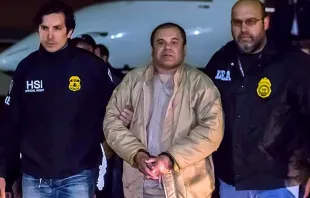 Joaquín "El Chapo" Guzmán escoltado pelas autoridades dos EUA após sua extradição. Crédito: ICE