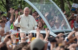 Papa Francisco saúda do papamóvel os jovens nas ruas da Cracóvia 