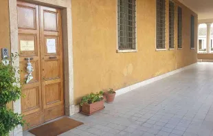 Entrada dos escritórios de Scholas Occurrentes no Palácio de São Calisto, propriedade extraterritorial do Vaticano. Crédito: ACI Prensa.