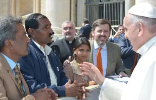 O advogado, o esposo e a filha de Asia Bibi com Ignácio Arsuaga de HazteOír, saudando o Papa Francisco no Vaticano em abril de 2015.