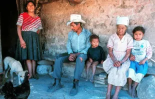 Família hondurenha em frente à sua casa de pau a pique perto de Tegucigalpa, Honduras