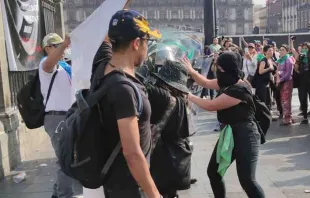 Feministas violentas atacam policiais e pró-vidas reunidos do lado de fora da Catedral Metropolitana do México. Crédito: David Ramos