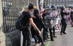 Violenta feminista ataca policiais e pró-vidas reunidos do lado de fora da Catedral Metropolitana do México. Crédito: David Ramos