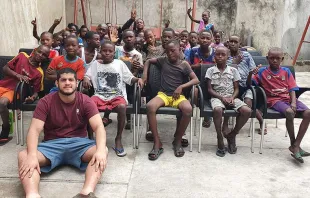 José Jaramillo, assessor de jovens de Fofasta junto com um grupo de congoleses