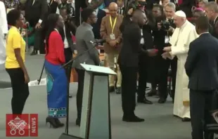 Papa Francisco com jovens de Moçambique.