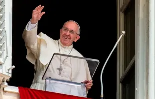 Papa Francisco saúda da janela do Palácio Apostólico.