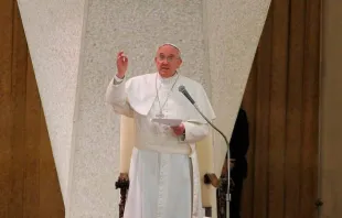 Papa Francisco fala na Sala Paulo VI.