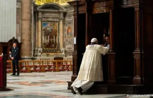 Papa Francisco se confessando na iniciativa das "24 horas para o Senhor" em 2014