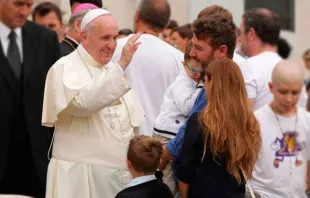 Papa abençoa uma família.