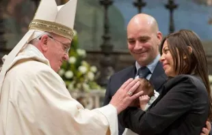 Papa Francisco junto a uma família