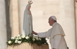 Papa Francisco diante de Nossa Senhora de Fátima no Vaticano.