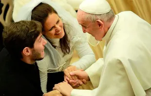 Papa Francisco e um casal de recém-casados.