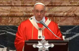 Papa Francisco durante a Missa de hoje pelos bispos e cardeais falecidos na Basílica de São Pedro.