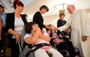 Papa Francisco com crianças doentes.