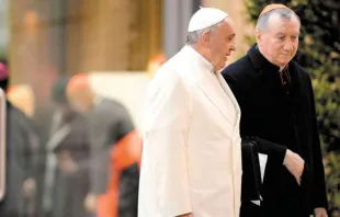 Cardeal Parolin conversa com o Papa Francisco.