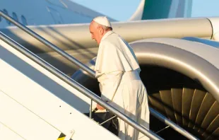 Papa Francisco entra no avião papal.