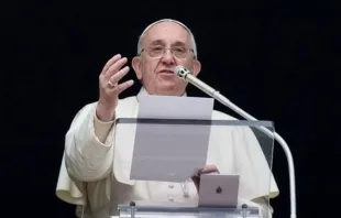 Papa Francisco se dirige aos fiéis.