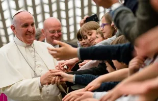 Papa cumprimenta crianças e jovens na Sala Paulo VI.