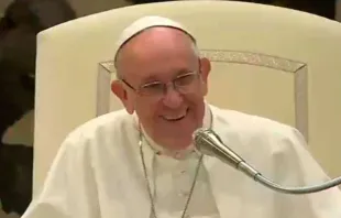 Papa Francisco brinca na audiência com a Comunidade Shalom no Vaticano. Imagem Captura Youtube