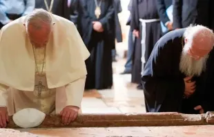 O Papa Francisco reza em Jerusalém com o Patriarca Ecumênico Bartolomeu.