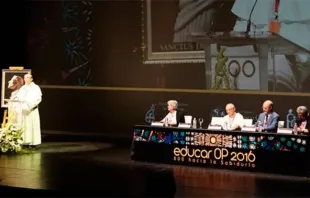 Frei Francisco Javier Carballo expõe sua conferência no Congresso “Educar OP 2016, 800 à sabedoria”.