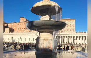 Uma das fontes da Praça de São Pedro com água congelada pelo intenso frio em Roma.