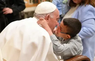 Criança da Fundação "Mãe da Esperança" saúda o papa Francisco