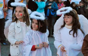 Crianças vestidas de anjos durante a celebração de Holywins, Alcalá de Henares, (Espanha).