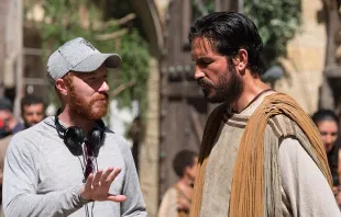 Andrew Hyatt (à esquerda) com Jim Caviezel durante a gravação de “Paulo, Apóstolo de Cristo”.