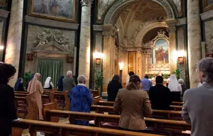 Fiéis participam da Missa na paróquia vaticana de Santa Ana. Crédito: Mercedes de la Torre