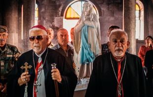 Procissão com uma imagem da Virgem de Lourdes em uma igreja em Qaraqosh (Iraque) 