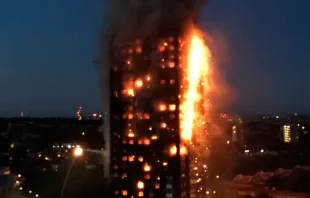 Incêndio consome edifício residencial em Londres  