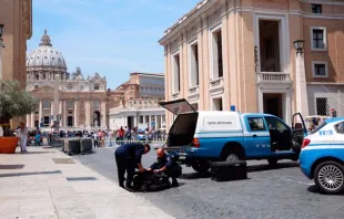 A polícia inspeciona uma bolsa a poucos metros do Vaticano.