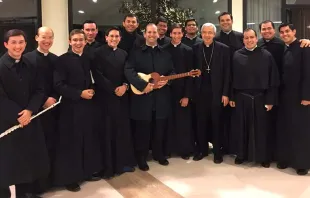 Dom Jorge Carlos Patrón Wong junto com seminaristas venezuelanos.