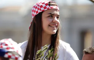 Jovem peregrina durante a celebração do Domingo de Ramos no Vaticano 