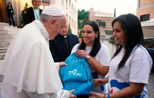 Jovens panamenhos do Comitê Organizador Local entregam mochila do peregrino ao Papa Francisco (23 de outubro de 2018