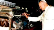 São João Paulo II diante dos restos mortais de santa Maria Goretti