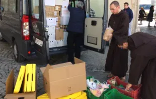 Membros da Esmolaria do Vaticano compram produtos dos agricultores.