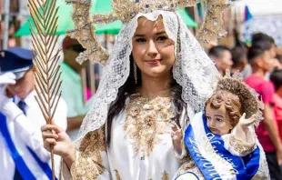 Lourdes María Cornejo vestida como Nossa Senhora da Paz em desfile pátrio de El Salvador, em 15 de setembro de 2019. Crédito: Cortesia