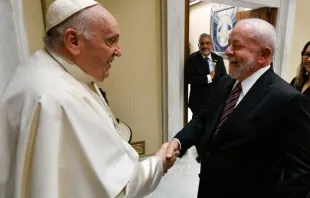Papa Francisco cumprimenta Lula
