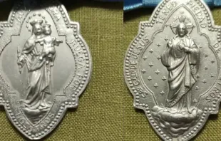 Medalha de Maria Auxiliadora com a imagem do Sagrado Coração no verso.